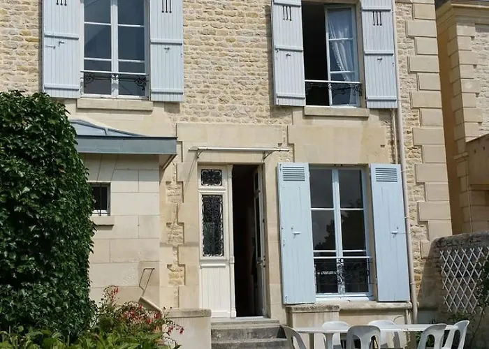 Spacious 19th Century House בית נופש *