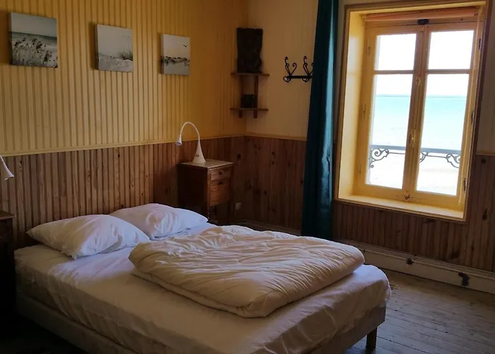 Spacious 19th Century House * Saint-Aubin-Sur-Mer (Calvados)